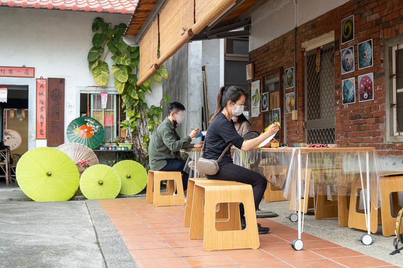 Make your own traditional oil-paper umbrella in Meinong.