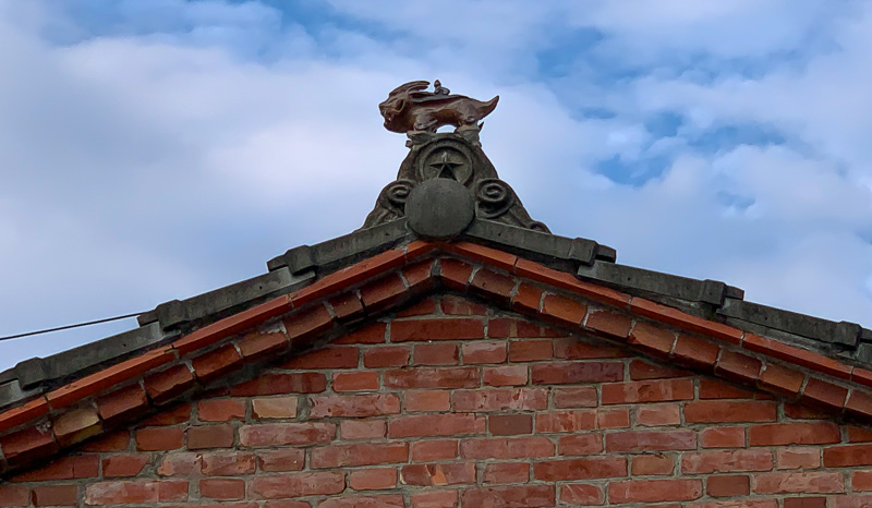 A Wind Lion God statue on the roof of a fisherman's house in Anping Historic District.