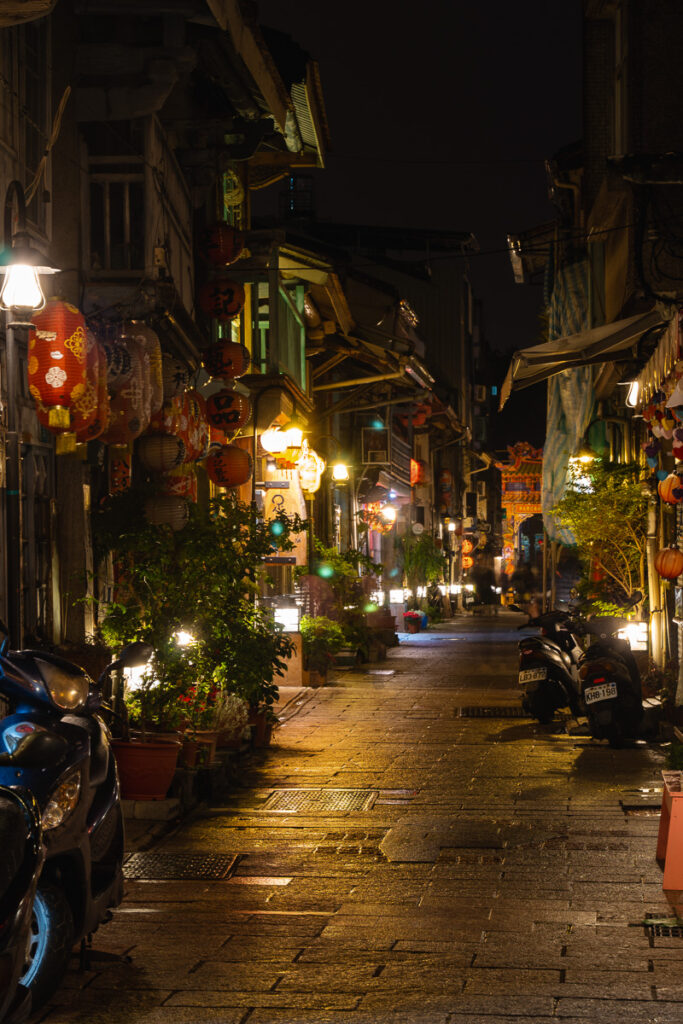 Shennong Street at night.