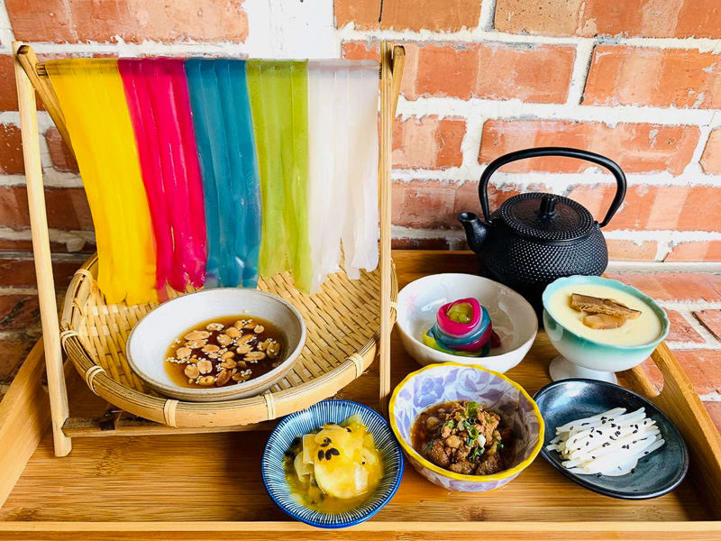 A complete set meal with Hakka rainbow-colored flat rice noodles.