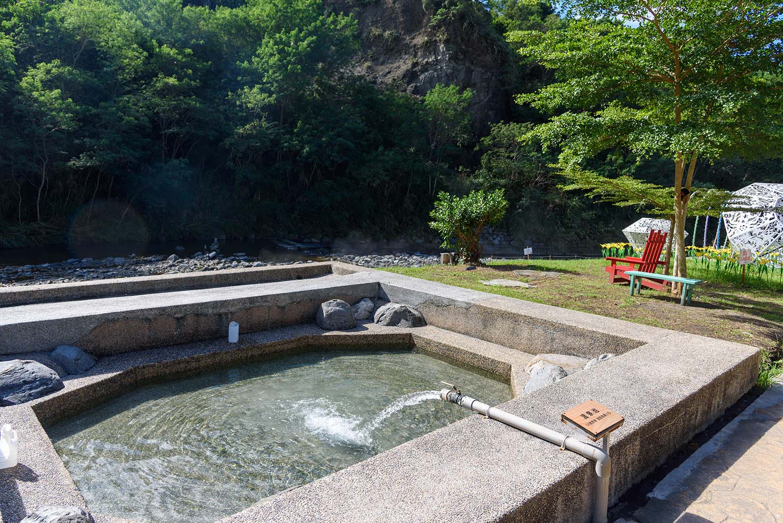 The Antong Public Hot Spring features three stone pools with direct access to pure hot spring water.