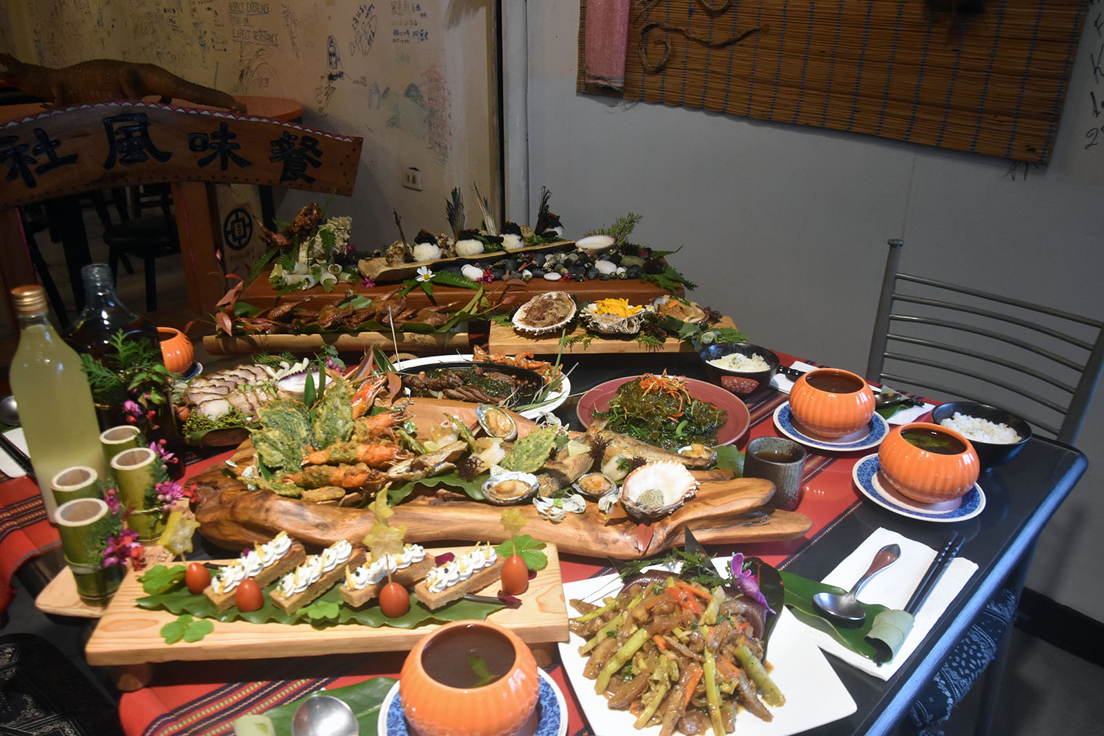 A multi-course indigenous dinner at Liuliusha Indigenous Restaurant.