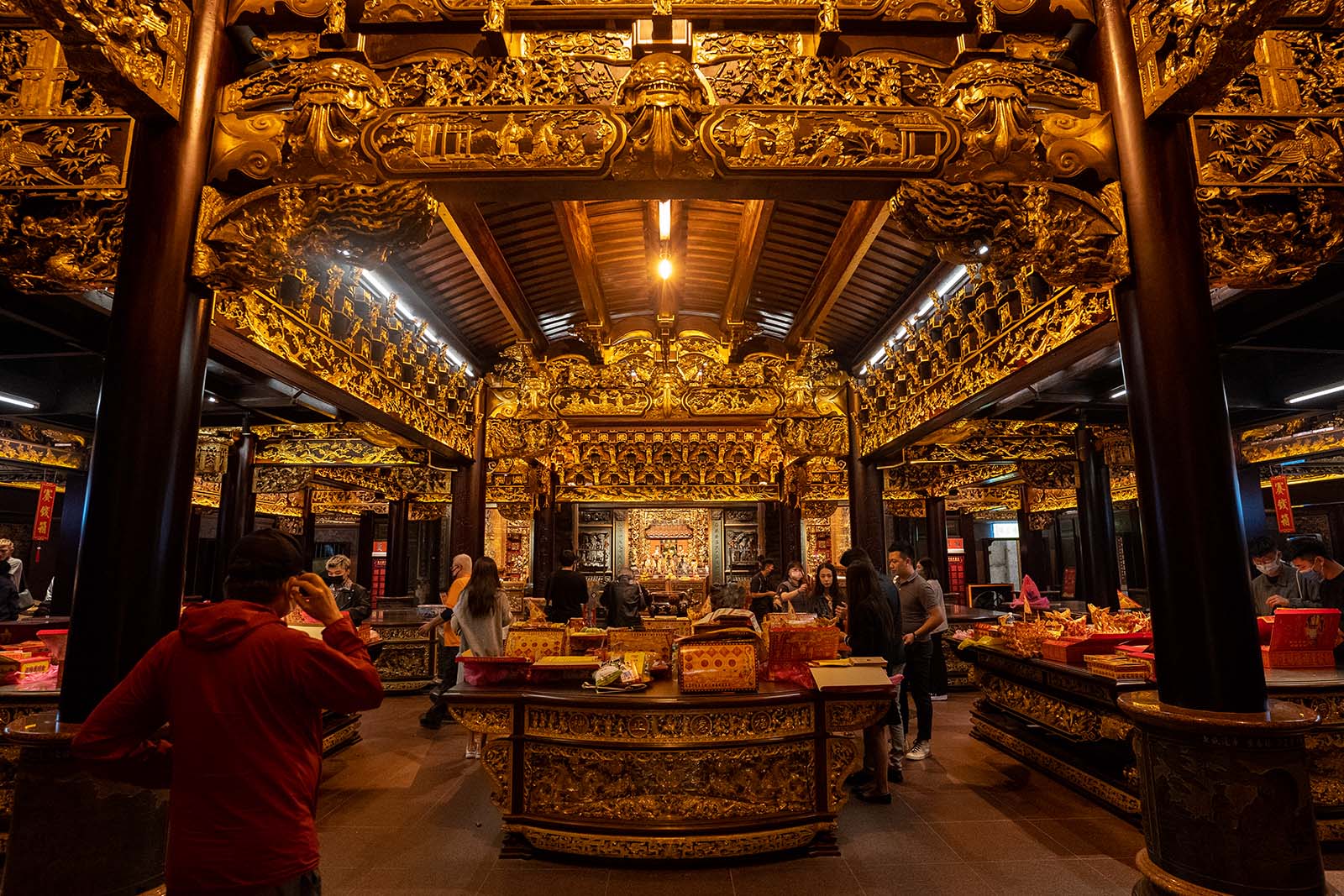 Zhonghe Hongludi Temple bears an intricately decorated interior along with excellent nighttime views of Taipei.