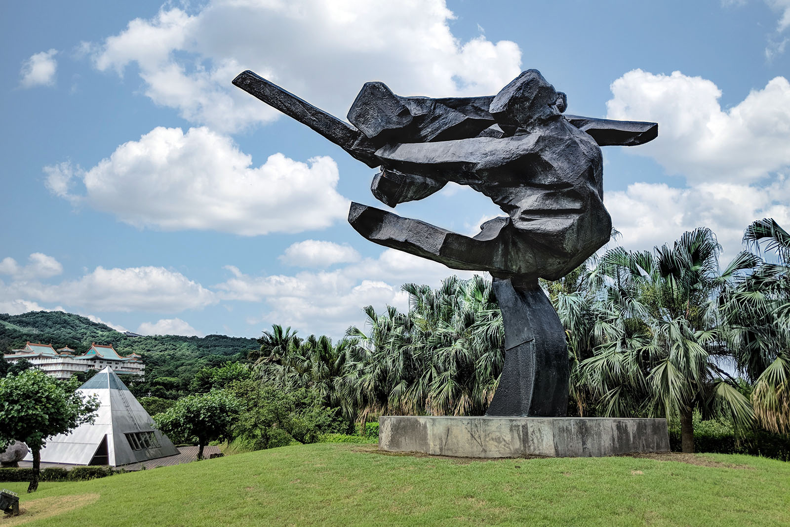 The sculptures of Ju Ming Art Museum are placed outdoors and among nature.