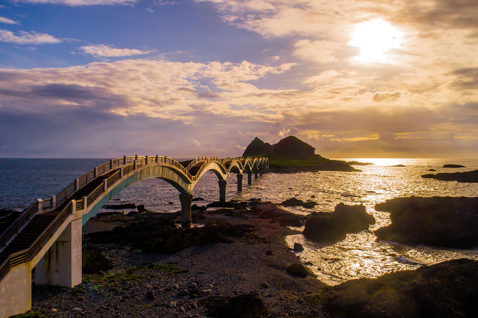 Sanxiantai is famous for this eight-arch bridge that connects the promontory of Sanxiantai to the mainland.