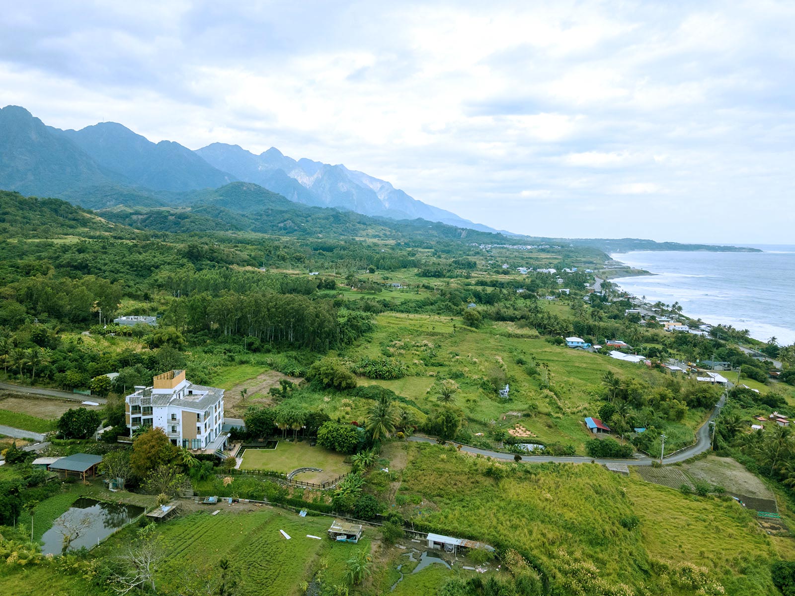 The French restaurant Sinesera 24 is sandwiched between the Pacific Ocean and the towering peaks of the Coastal Mountain Range.