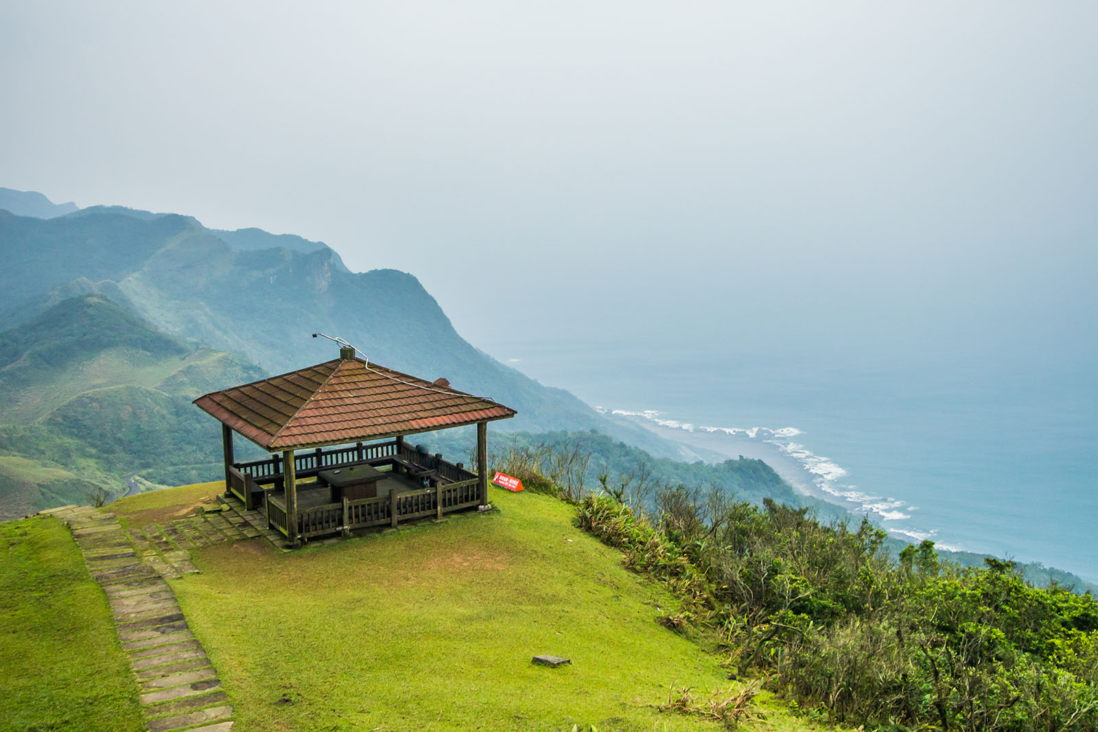 The Caoling Historic Trail offers spectacular views of the Northeast Coast.