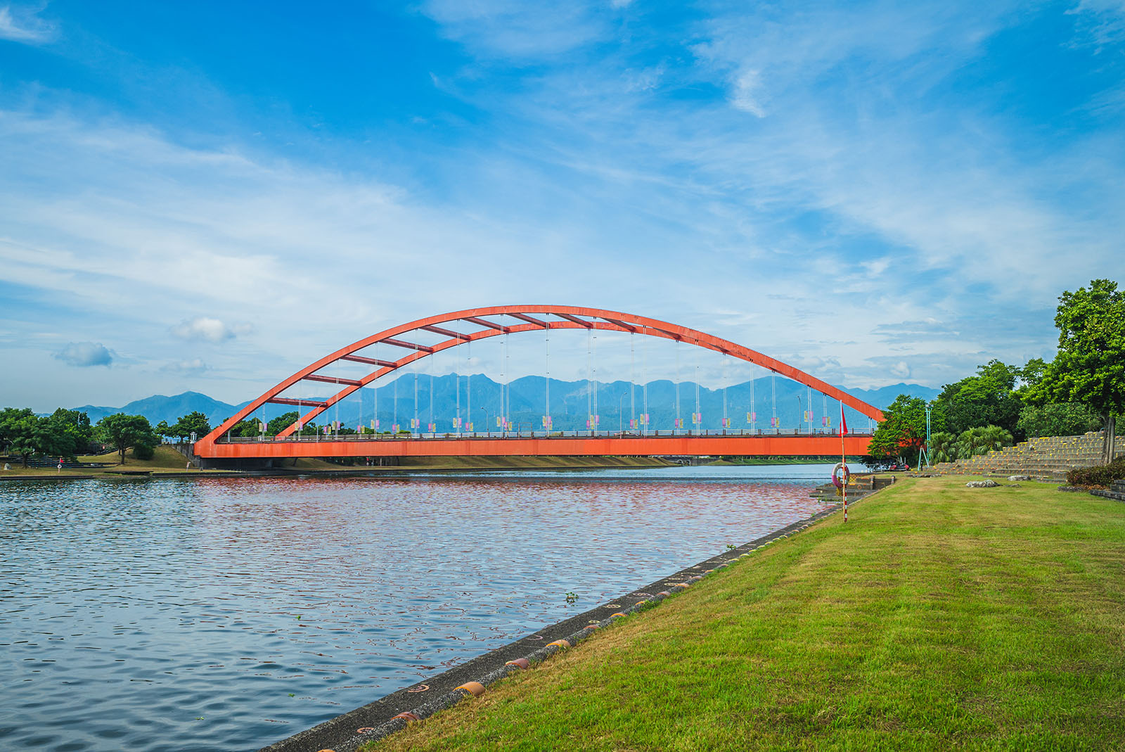 The Dongshan River flows between the Dongshan River Cycling Road.