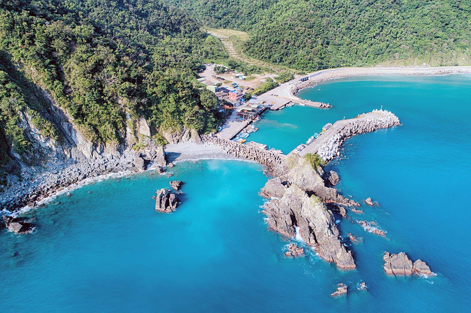 Fenniaolin Fishing Village is sandwiched between the moutains and the sea.