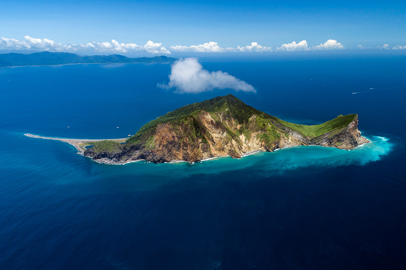 The hot spring under turtle island creates a milk-colored sea around the "Turtle's Head" cliff area.