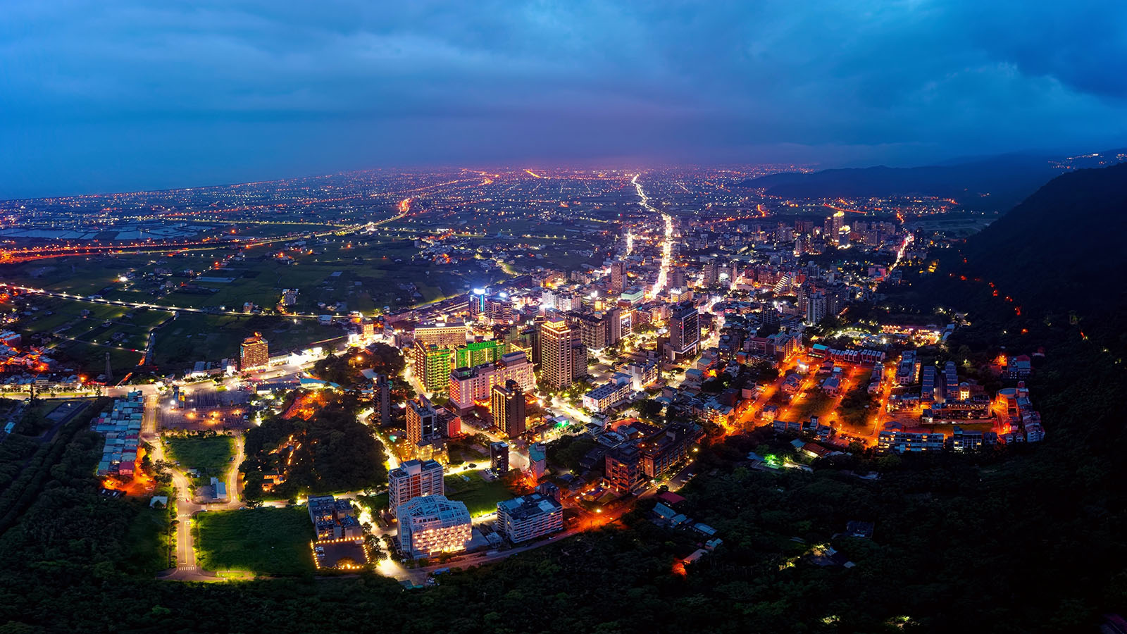 At night, the Jiaoxi Hot Spring Area feels more like Las Vegas.