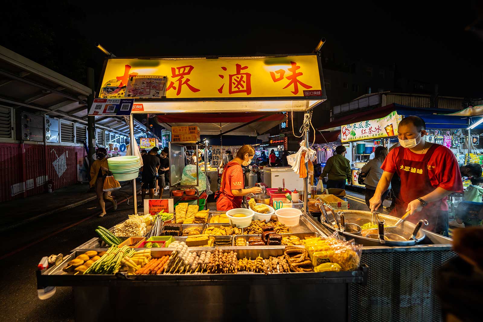 A stand sells all kinds of braised meats and vegetables on demand.