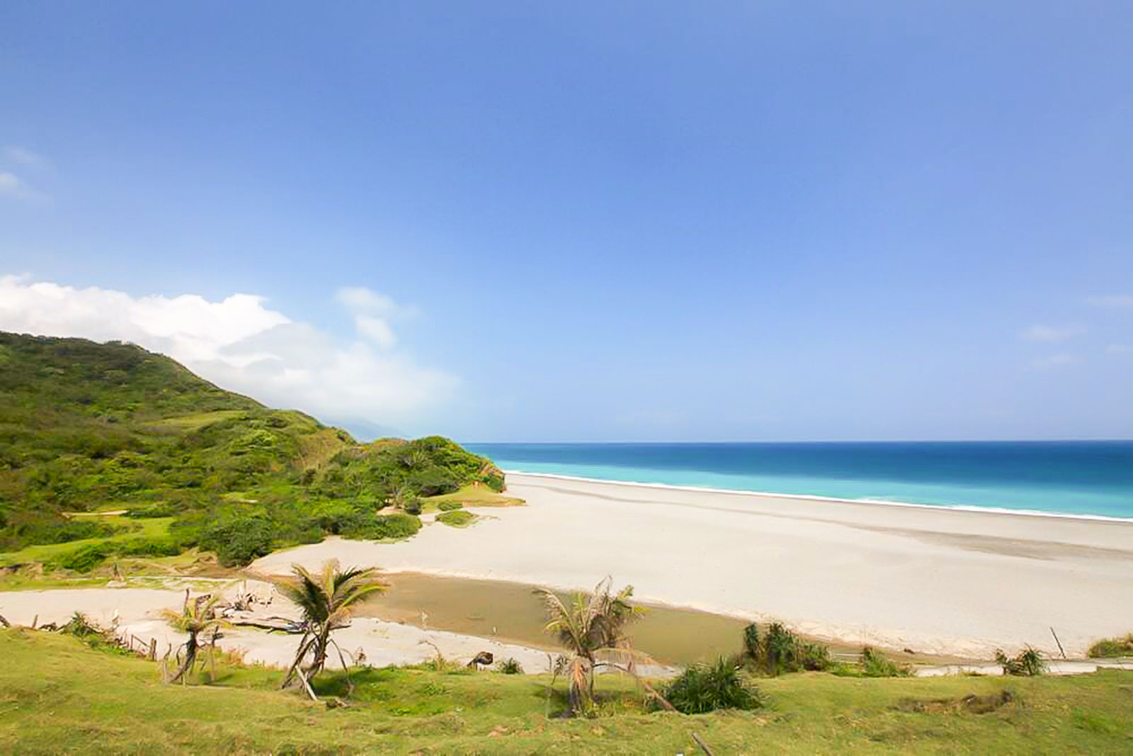 The sun shines over Niushan Beach.