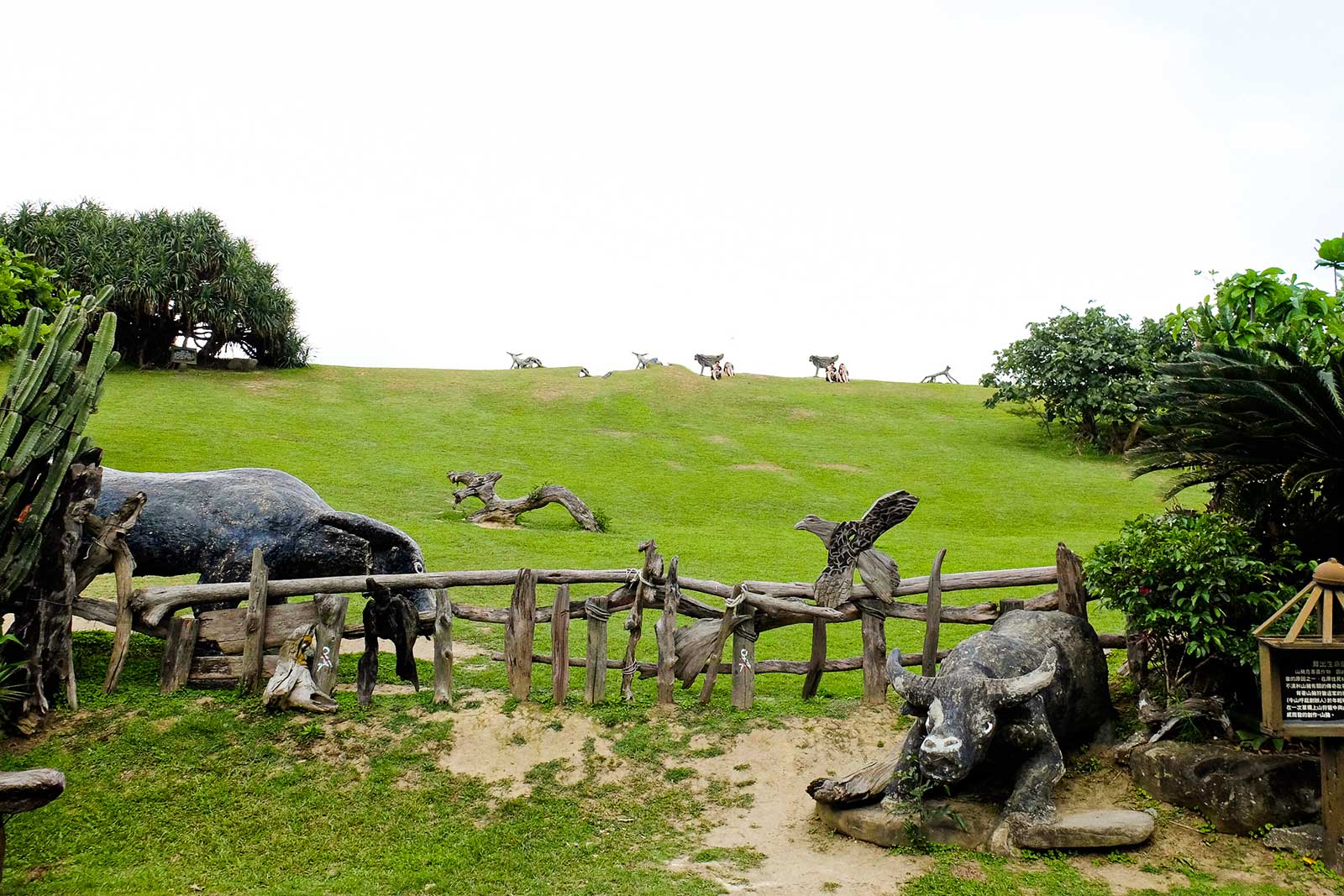 More wood and stone artworks can be seen in the grassy field behind Niushan Beach.