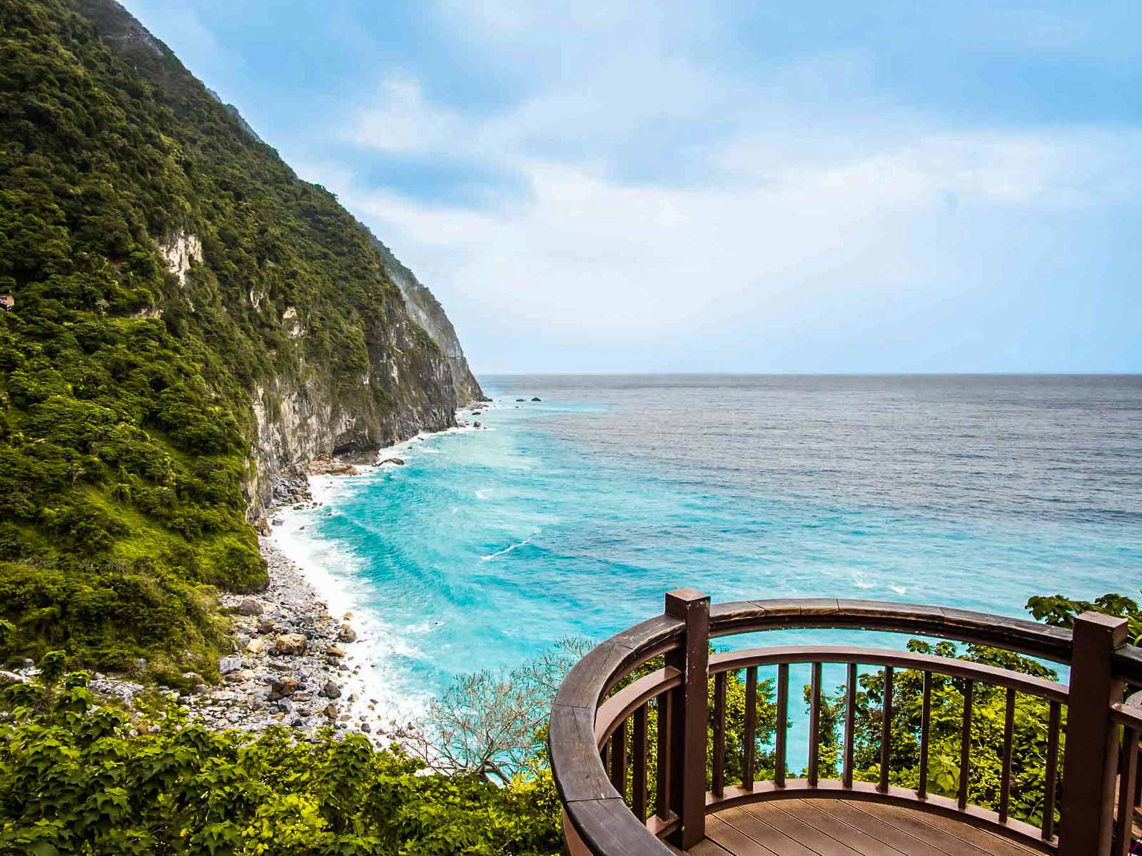 Suhua Highway offers many platforms from which to appreciate the Qingshui Cliffs.