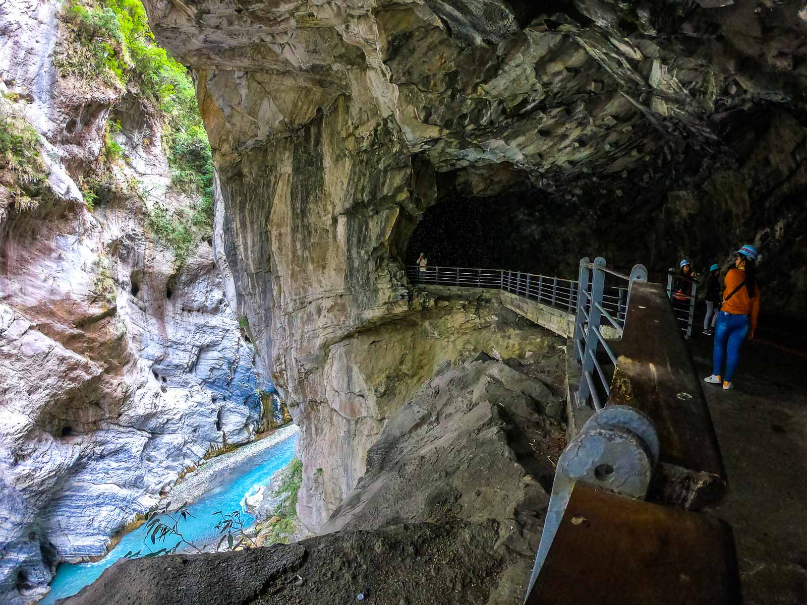 Railings can be seen along the parts of the Swallow Grotto Trail that directly overlook the Liwu River below.