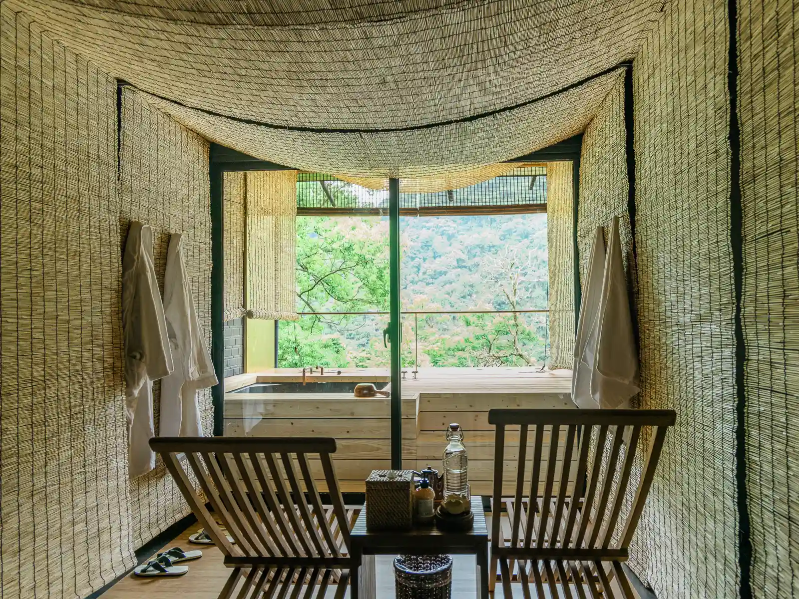 The walls of a private bathing room with a jungle view are covered in rattan, creating a very natural environment.