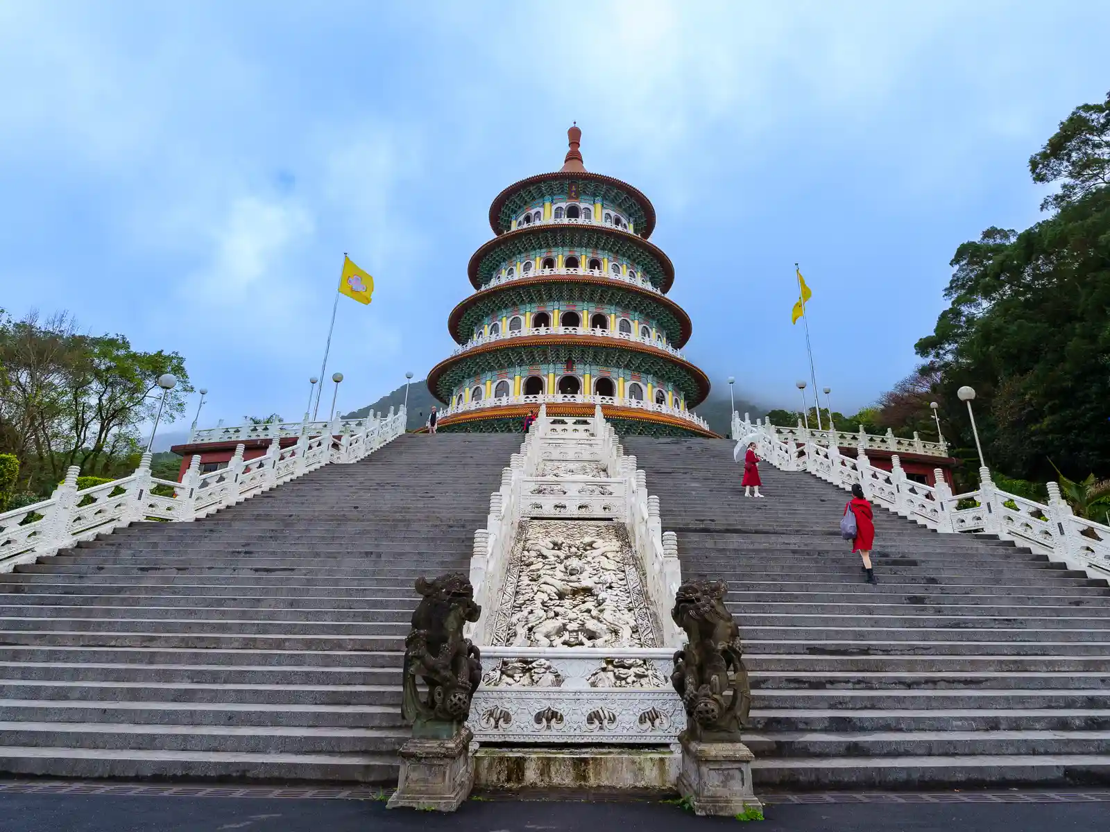 Two wide sets of stairs lead up to the Tiantan, before them, stand two stone statues.