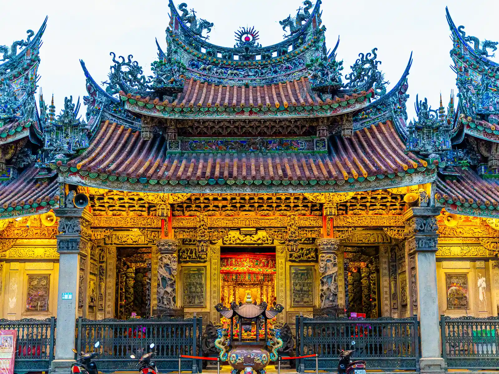 A medium shot of one of the halls of Qingshui Zushi Temple.