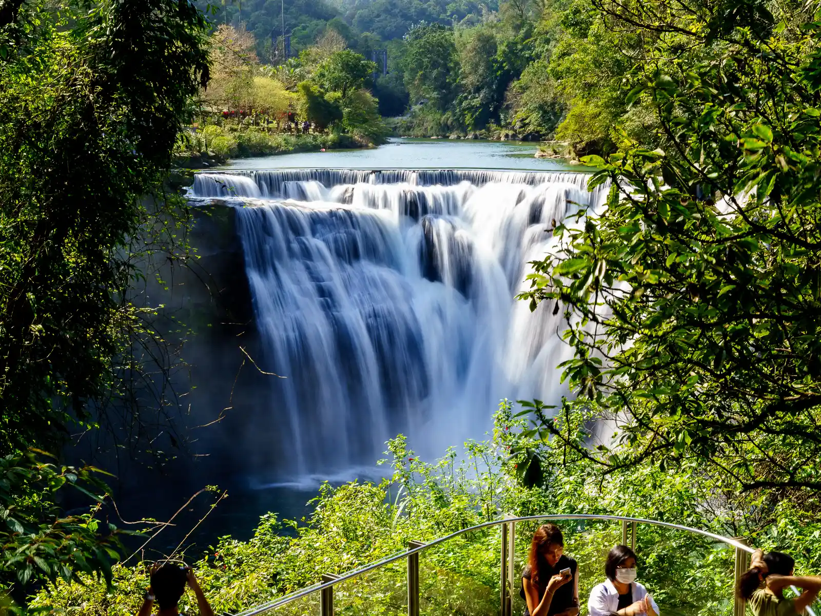 The northern viewing platform faces Shifen Waterfall from downstream.
