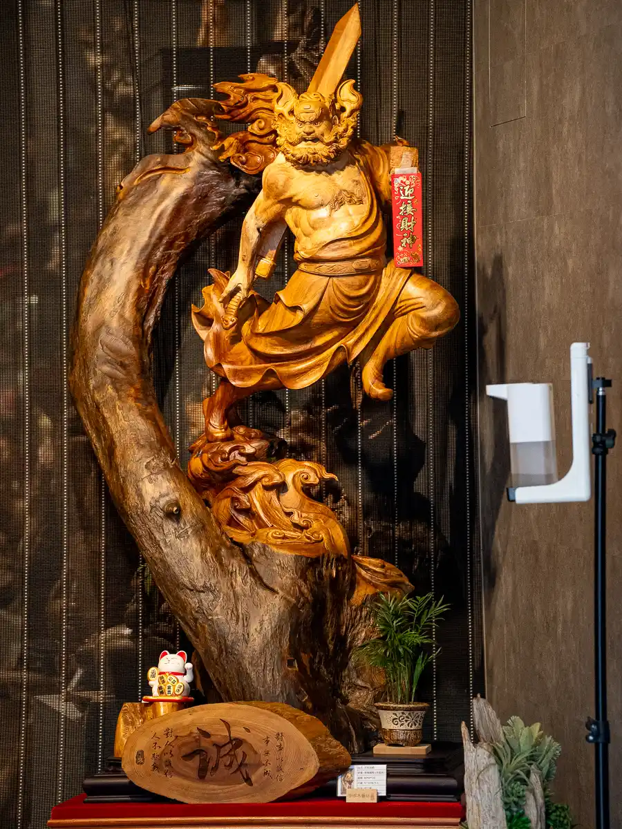 A beautiful wood carving is on display in an art gallery in Yingge.