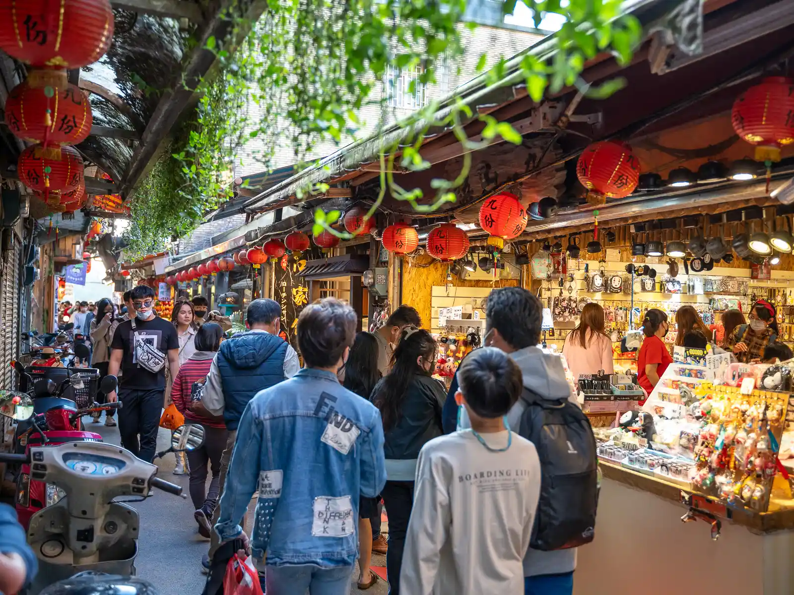 A not-so-crowded photo of the main street in Jiufen.