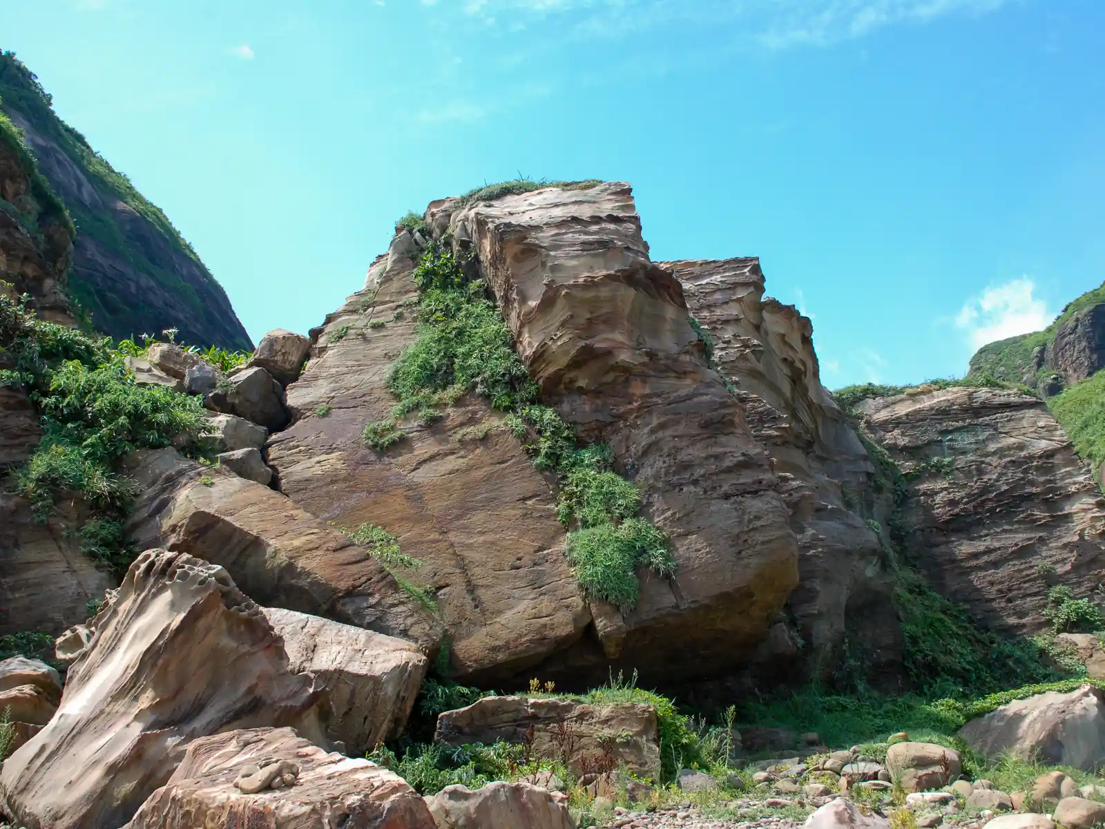 A boulder along the path to Nanya Rock.