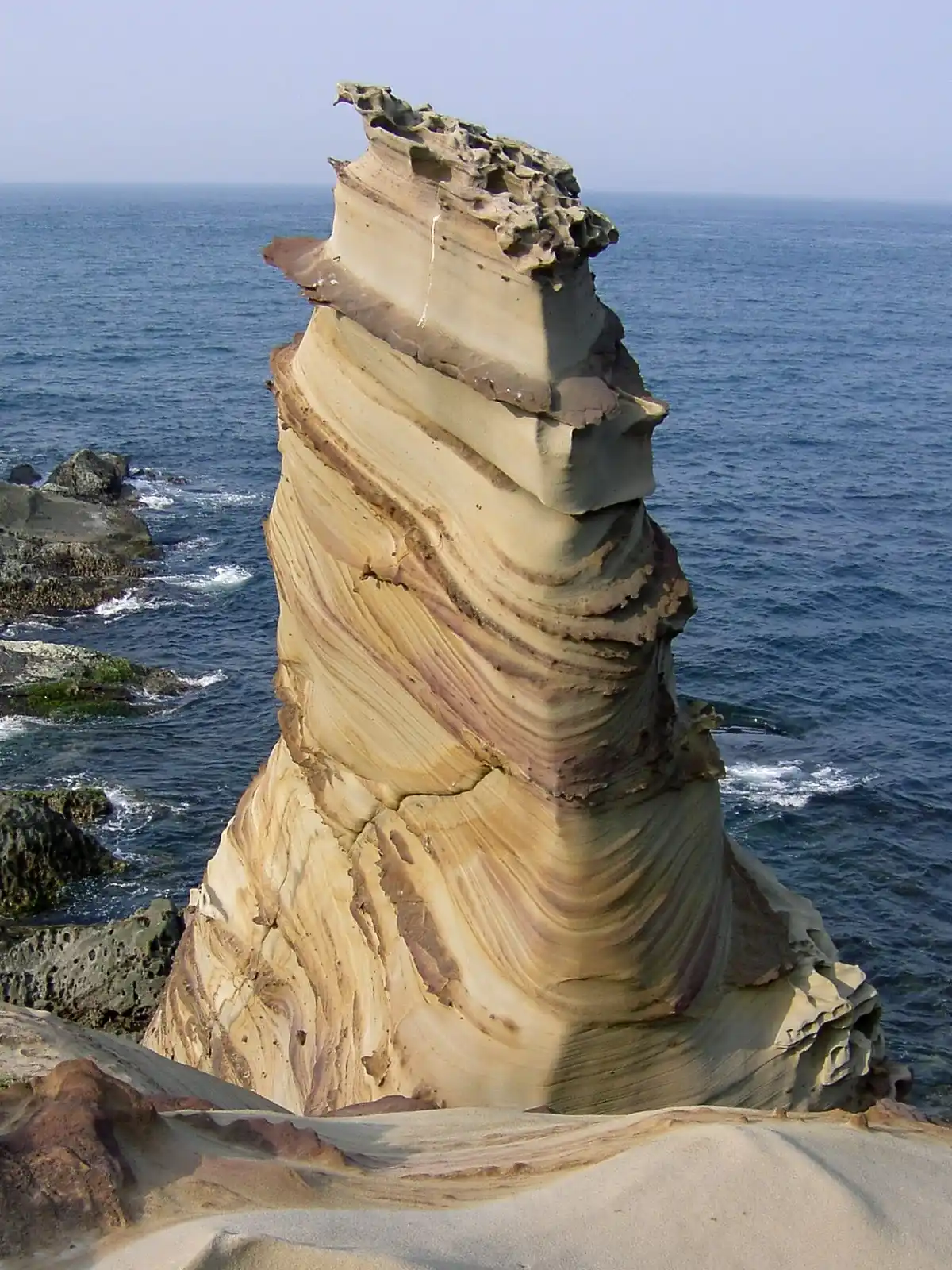 A photo an eroded sandstone rock: "Nanya Rock" against the ocean.