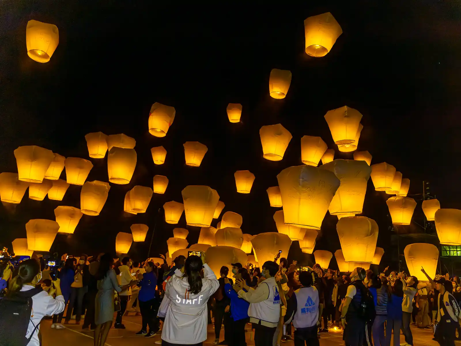 Attendees releasing their lanterns.