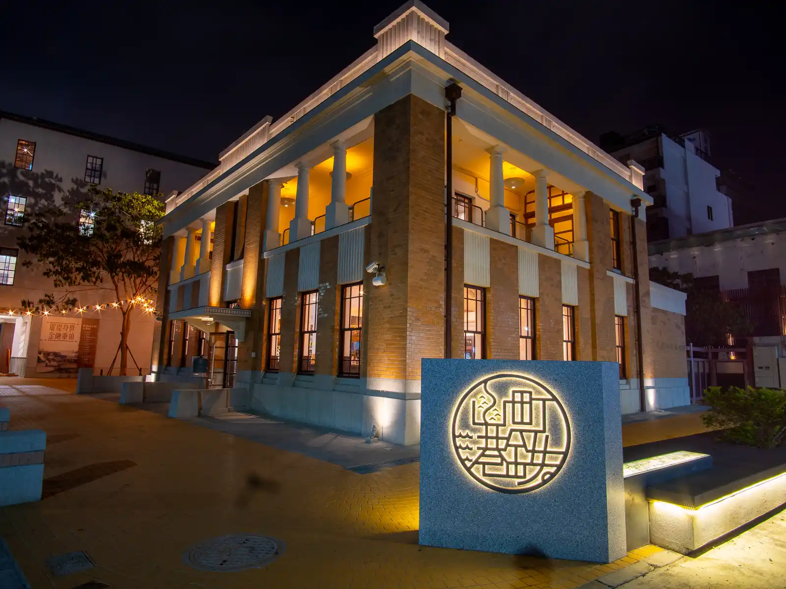 At night, the red brick exterior of Hamasen 1921 makes it look just like a traditional bank.