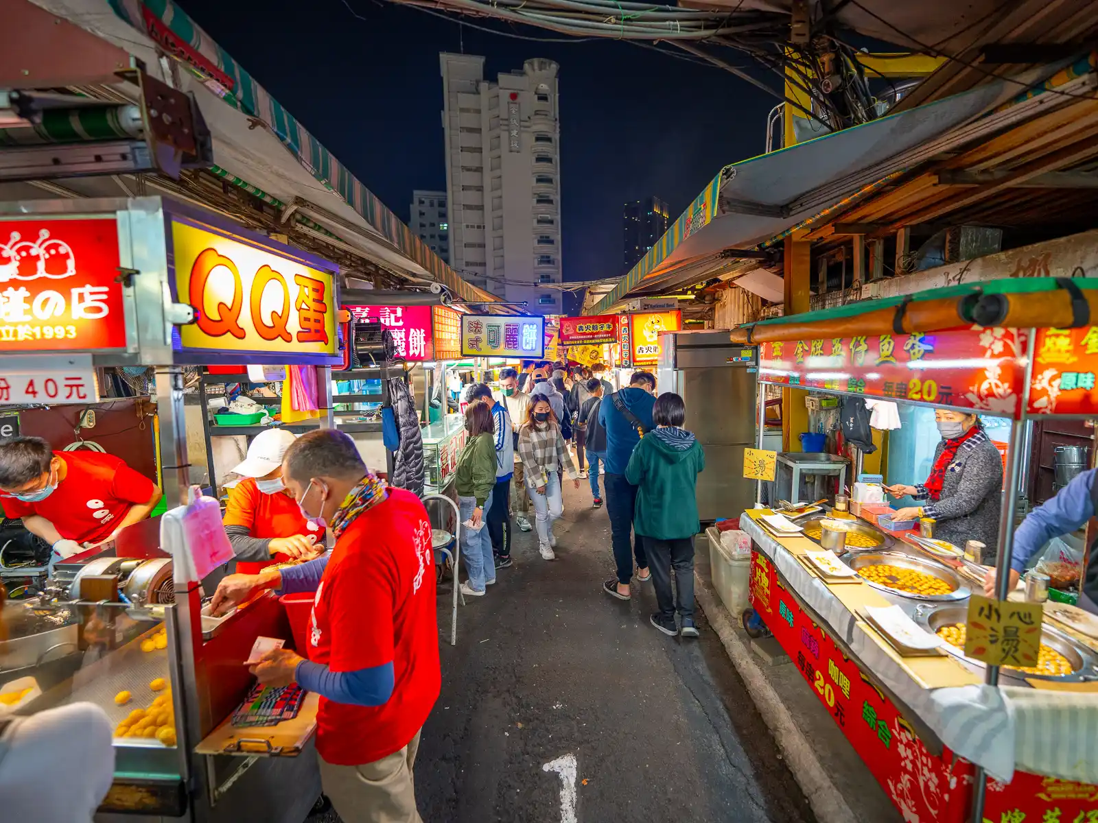 A busy lane in between two rows of stalls at Ruifeng Night Market.