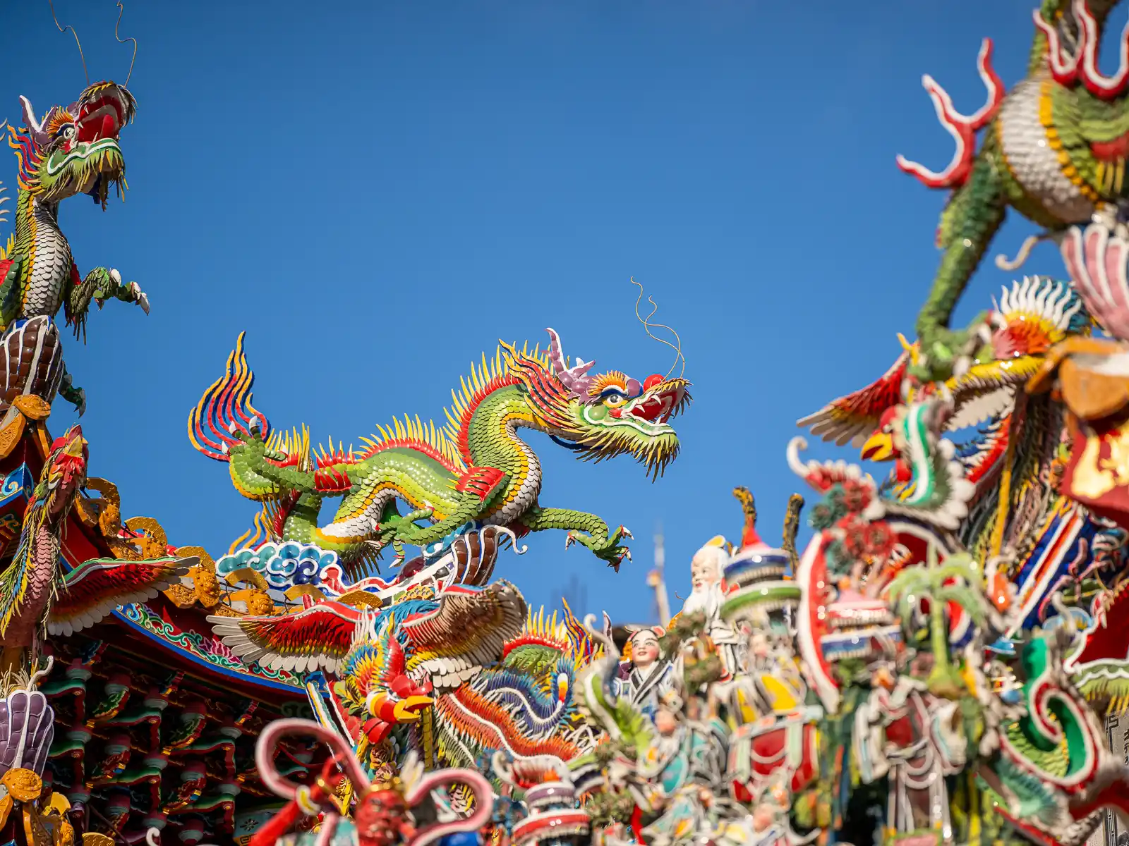 A beautiful hand-painted dragon carving can be seen on Dajia Jenn Lann Temples roof.