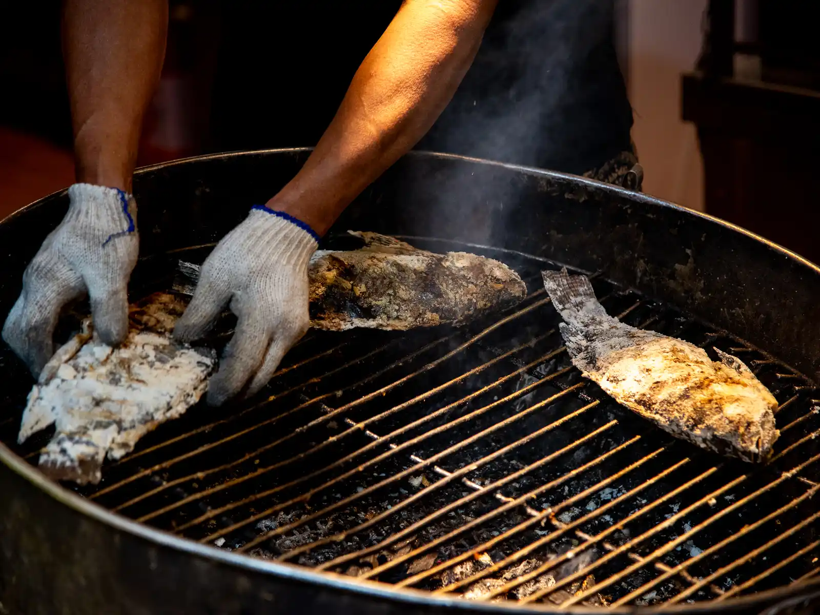 Salt-grilled fish is being grilled.