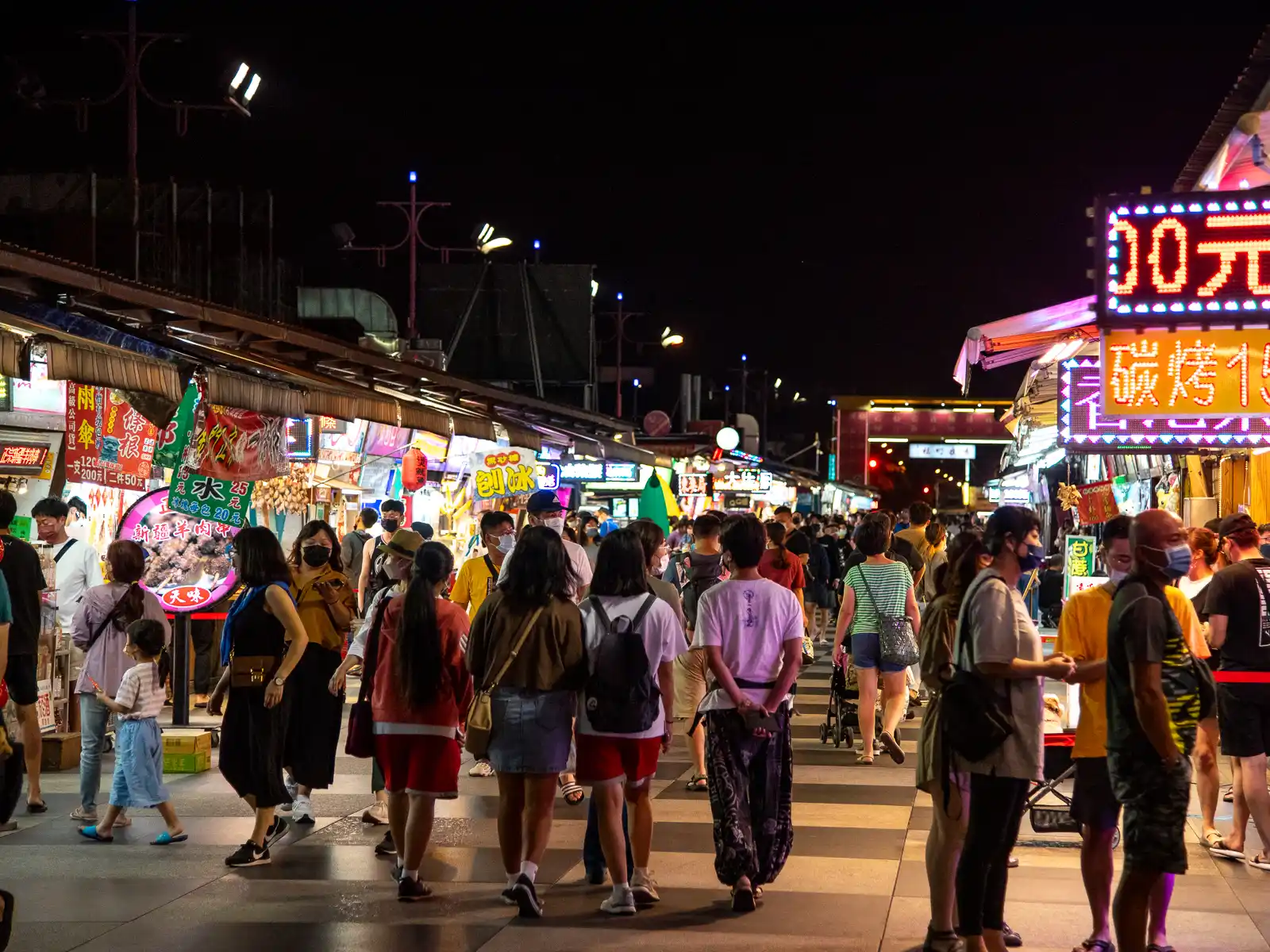 Crowds move through the wide Street of Indigenous Cuisine in Dongdamen Night Market.