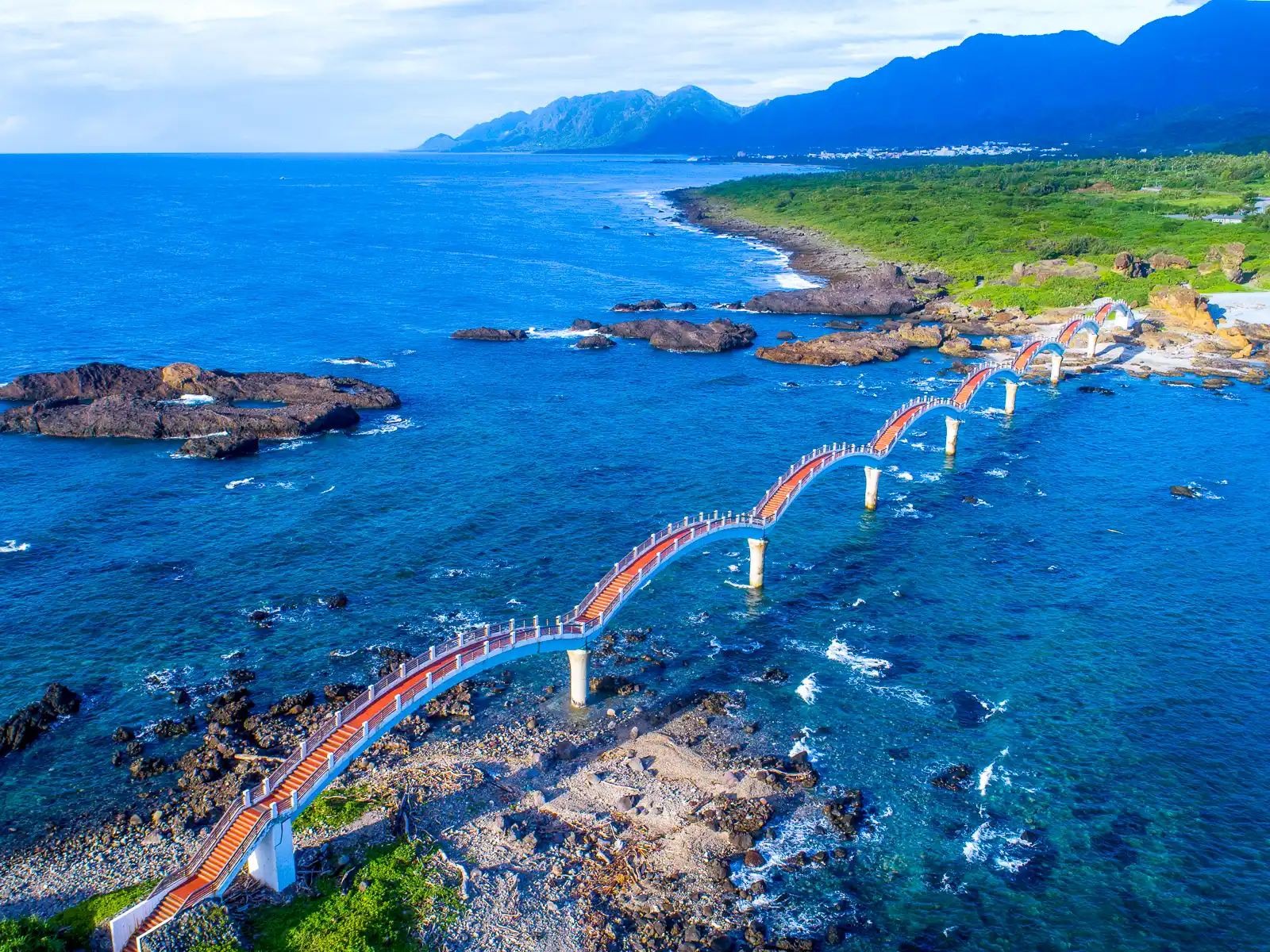 The undulating Eight Arch Bridge links the rocky island of Sanxiantai with the mainland.