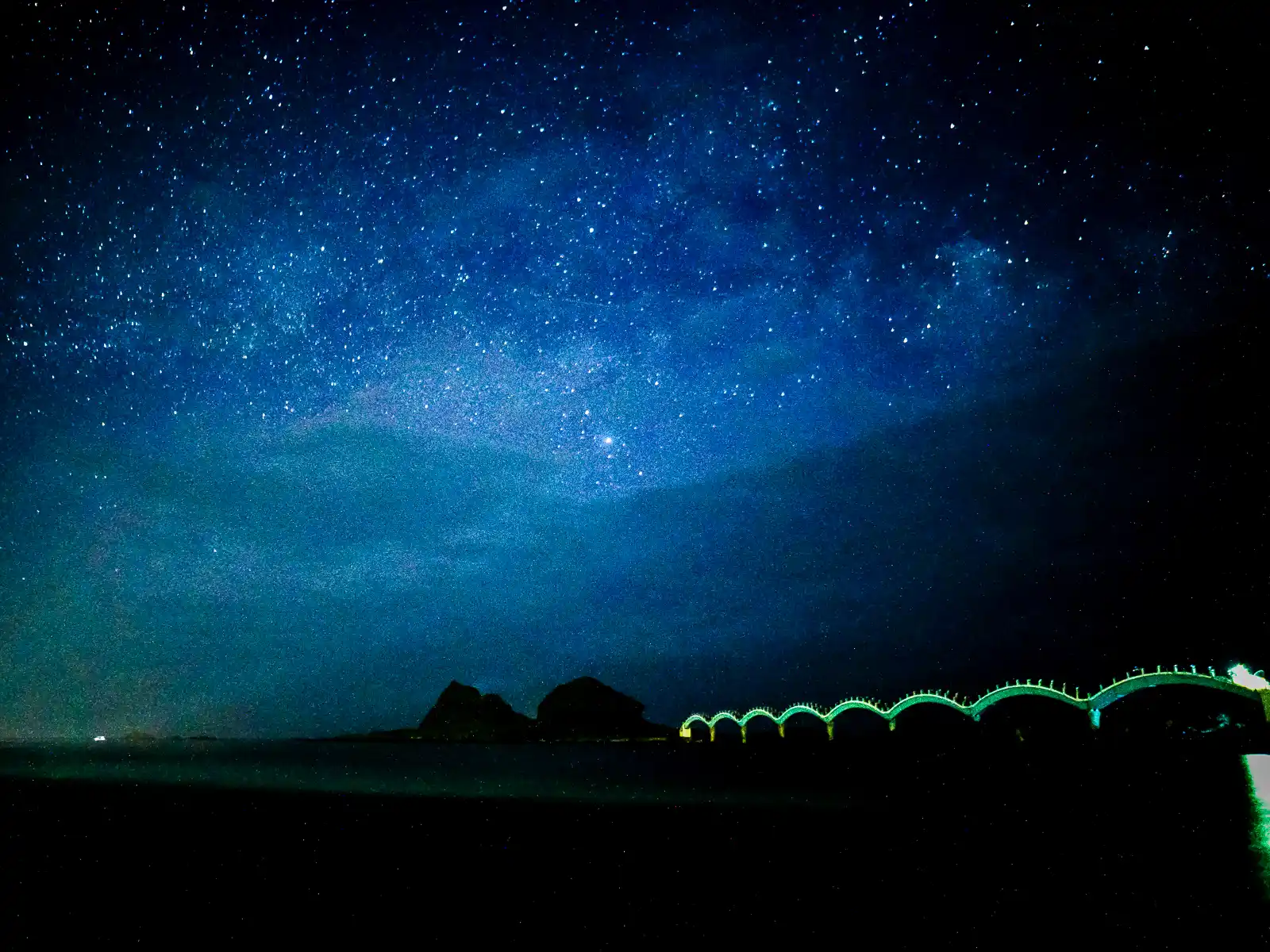 A starry sky can be seen over the Sanxiantai Eight Arch Bridge.