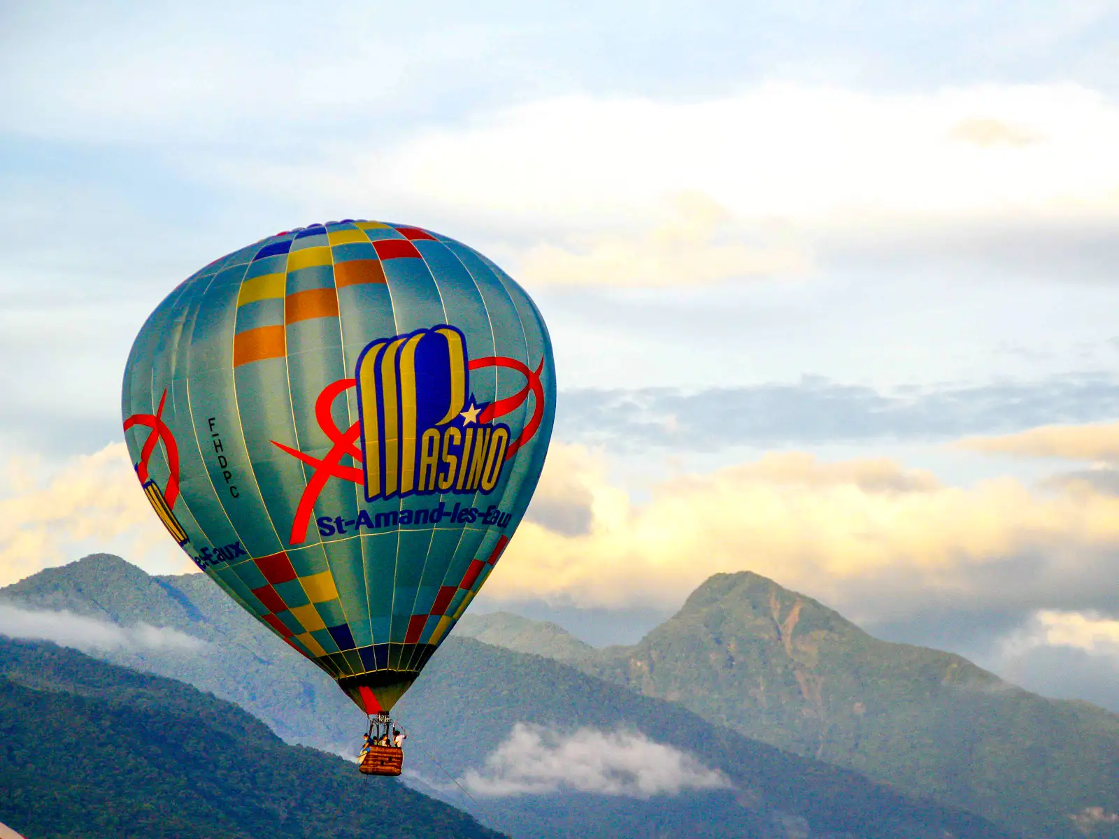 A hot air balloon on a tethered flight over Luye Highlands.