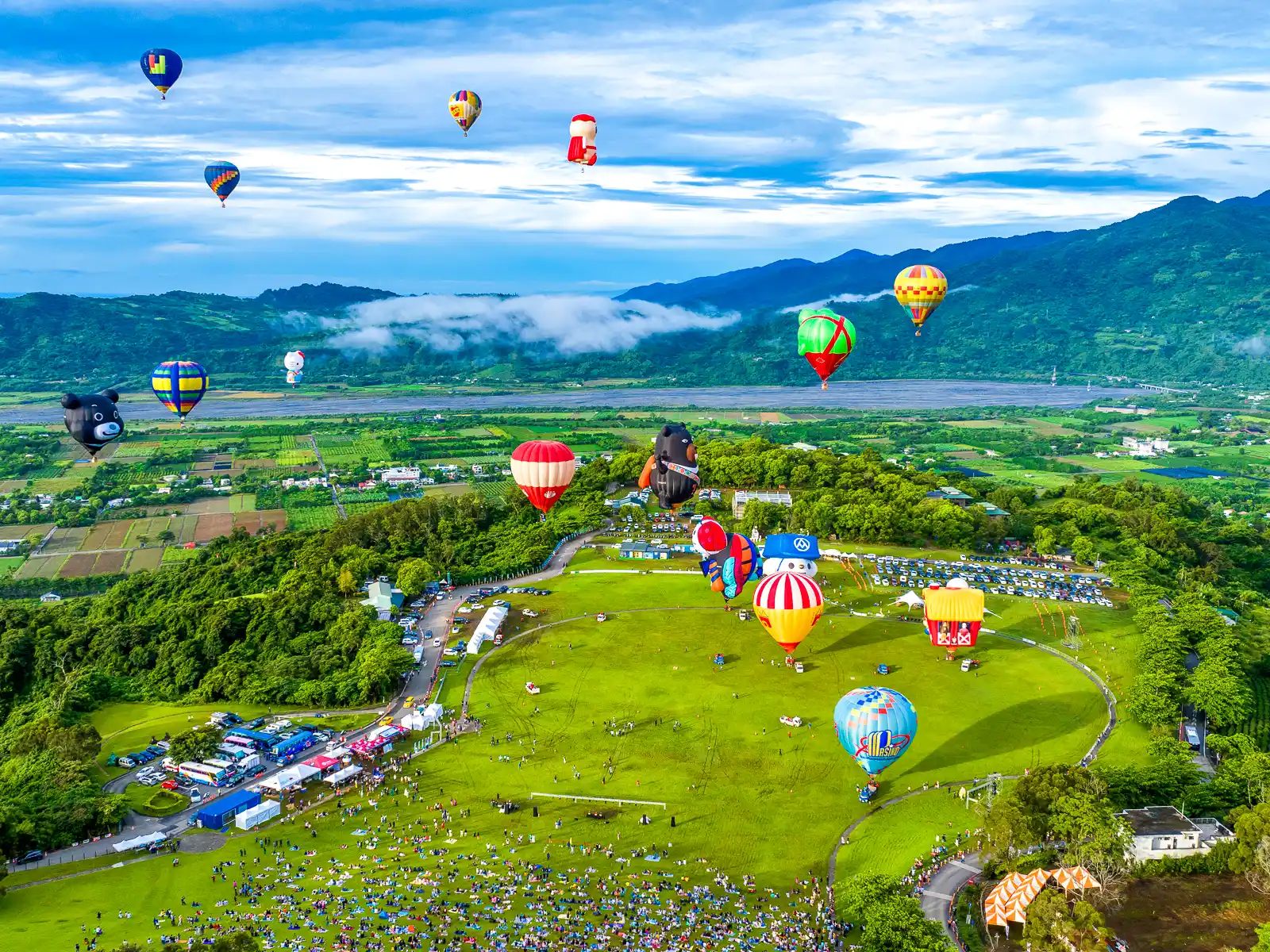Over a dozen balloons take off from the Luye Highlands and soar over the East Longitudinal Valley.