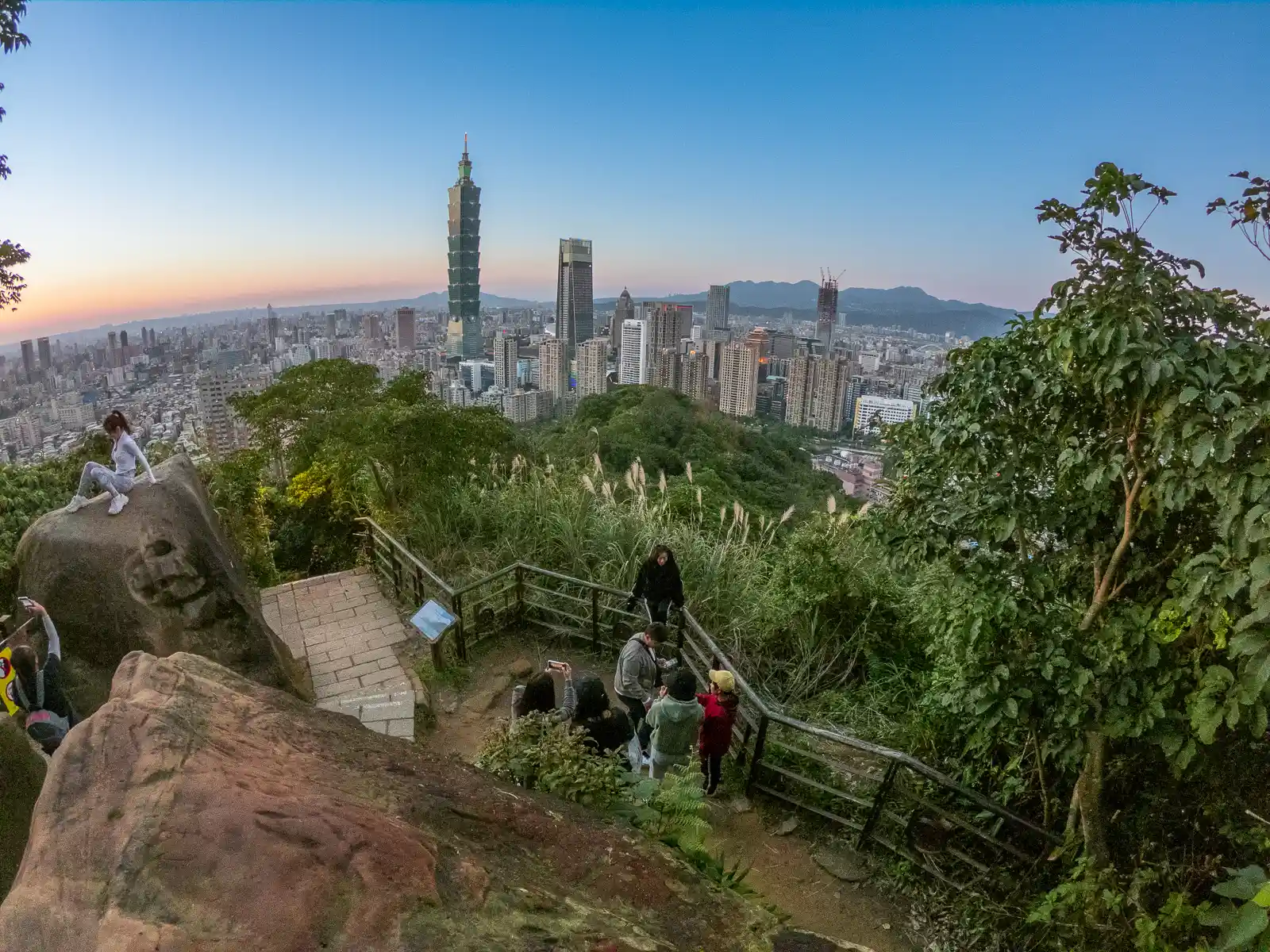 Several large boulders over an excellent vantage point of the Taipei Basin and Taipei 101.