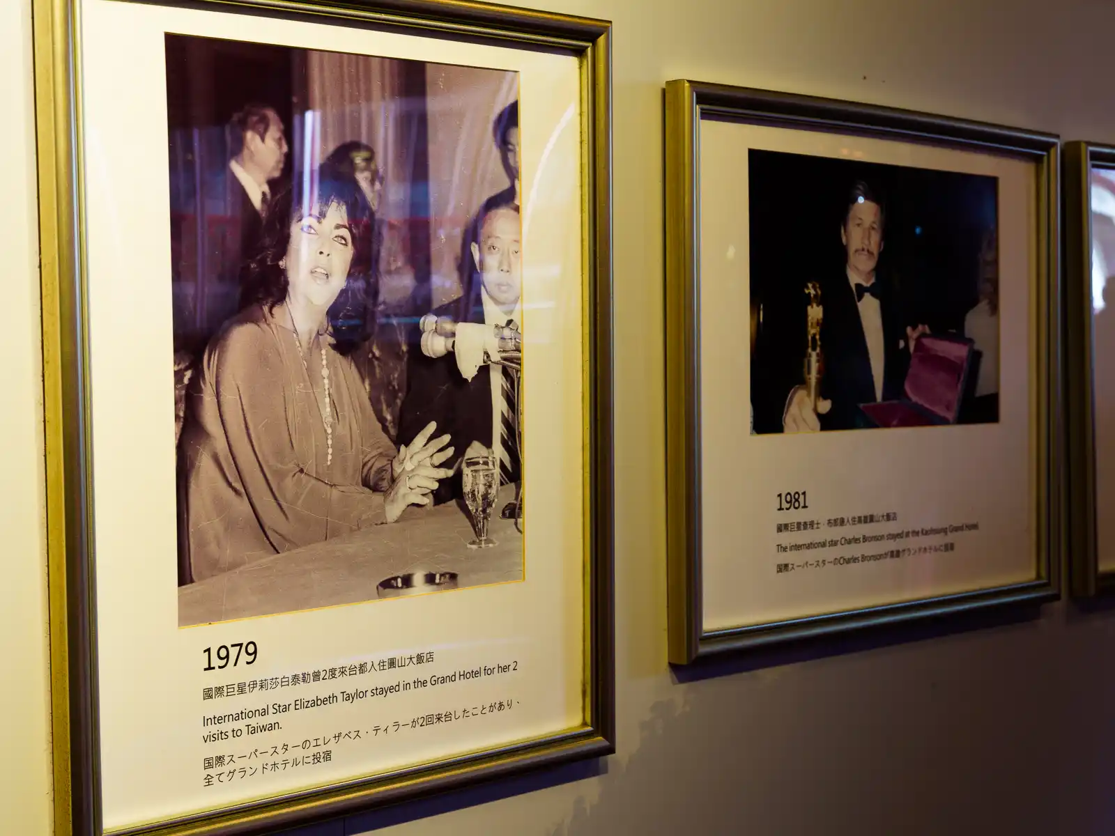 A framed photo of Elizabeth Taylor, commemorating her stay at the hotel in 1979.