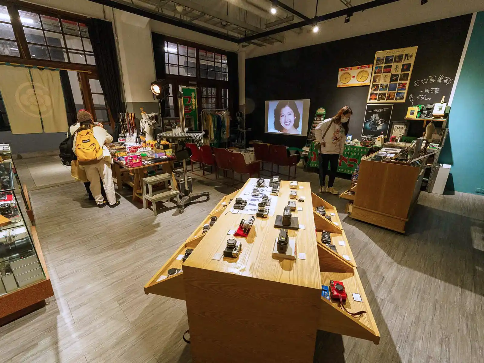 Vintage cameras and other trinkets are on display in a shop.