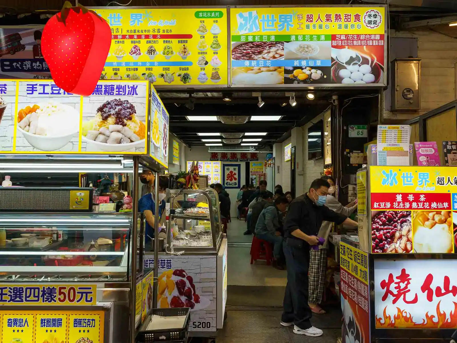 A variety of Taiwanese shaved ice desserts on display at a market stall.