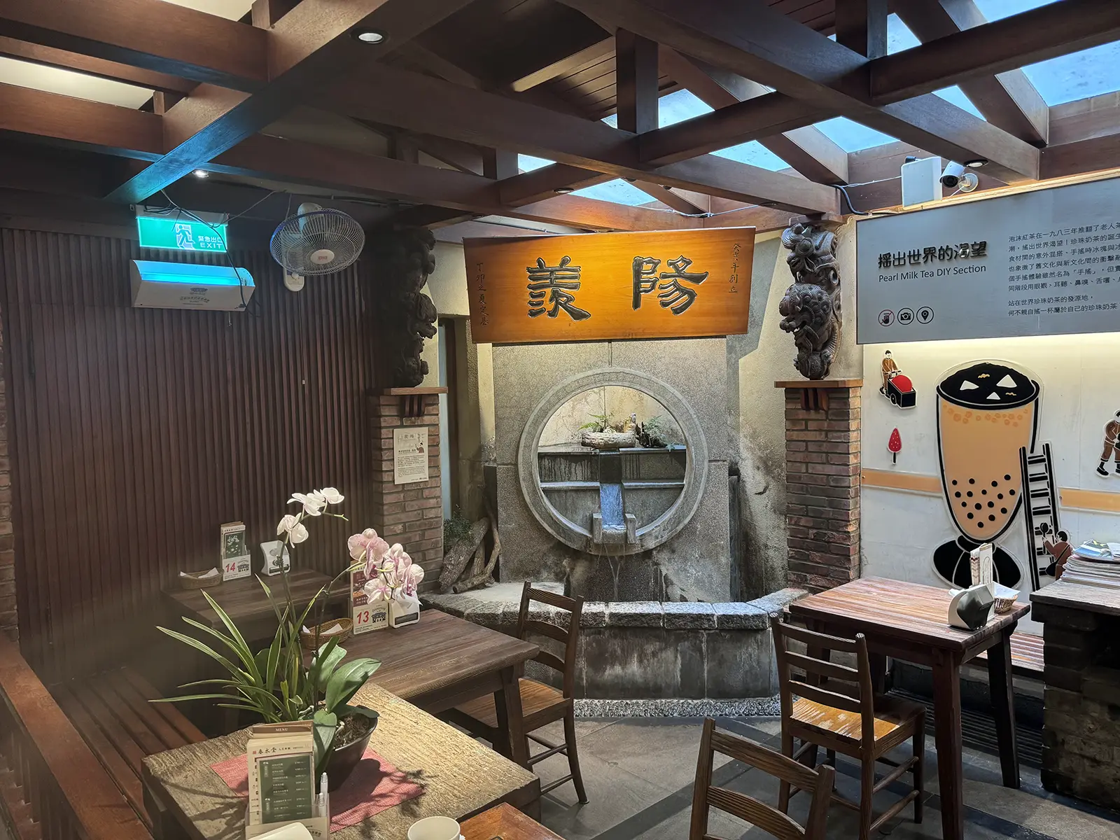 Chun Shui Tang indoor, a place to enjoy boba tea.