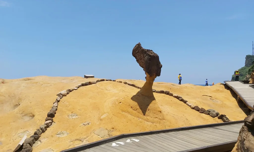 The Queen's Head stands next to a boardwalk.